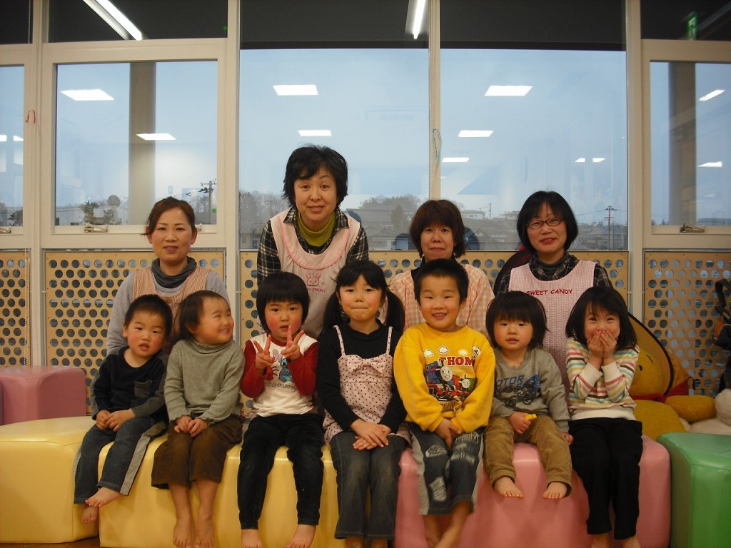 親子で楽しく体を動かす“リトミック”は、認定資格を持つ中野さん（写真・後列左から2番目）が先生を務める。