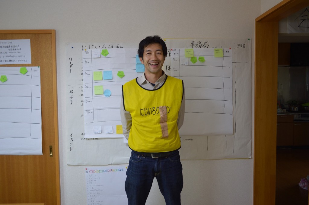 石巻の事務所にて、代表の柴田滋紀さん。「アートを活かしたプログラム」を率先して行いつつ、お絵かき教室も開催している。
